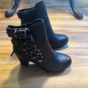 Global Win Black Heeled Boots with Buckle and Lace